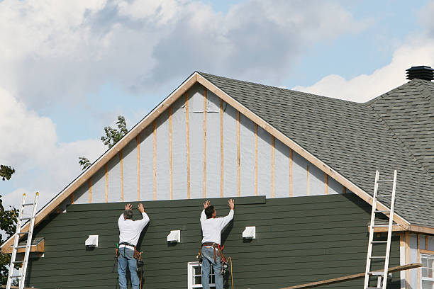 Professional Vinyl Siding technician working in Danbury, TX